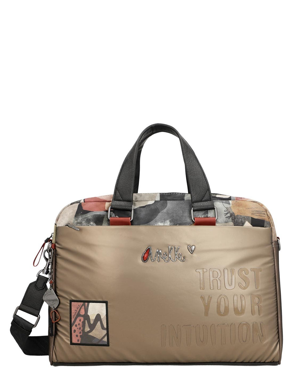 Bolso Anekke Trust Your Intuition - modelo lifestyle sosteniendo el bolso