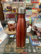 Botella térmica roja brillante Item International foto real