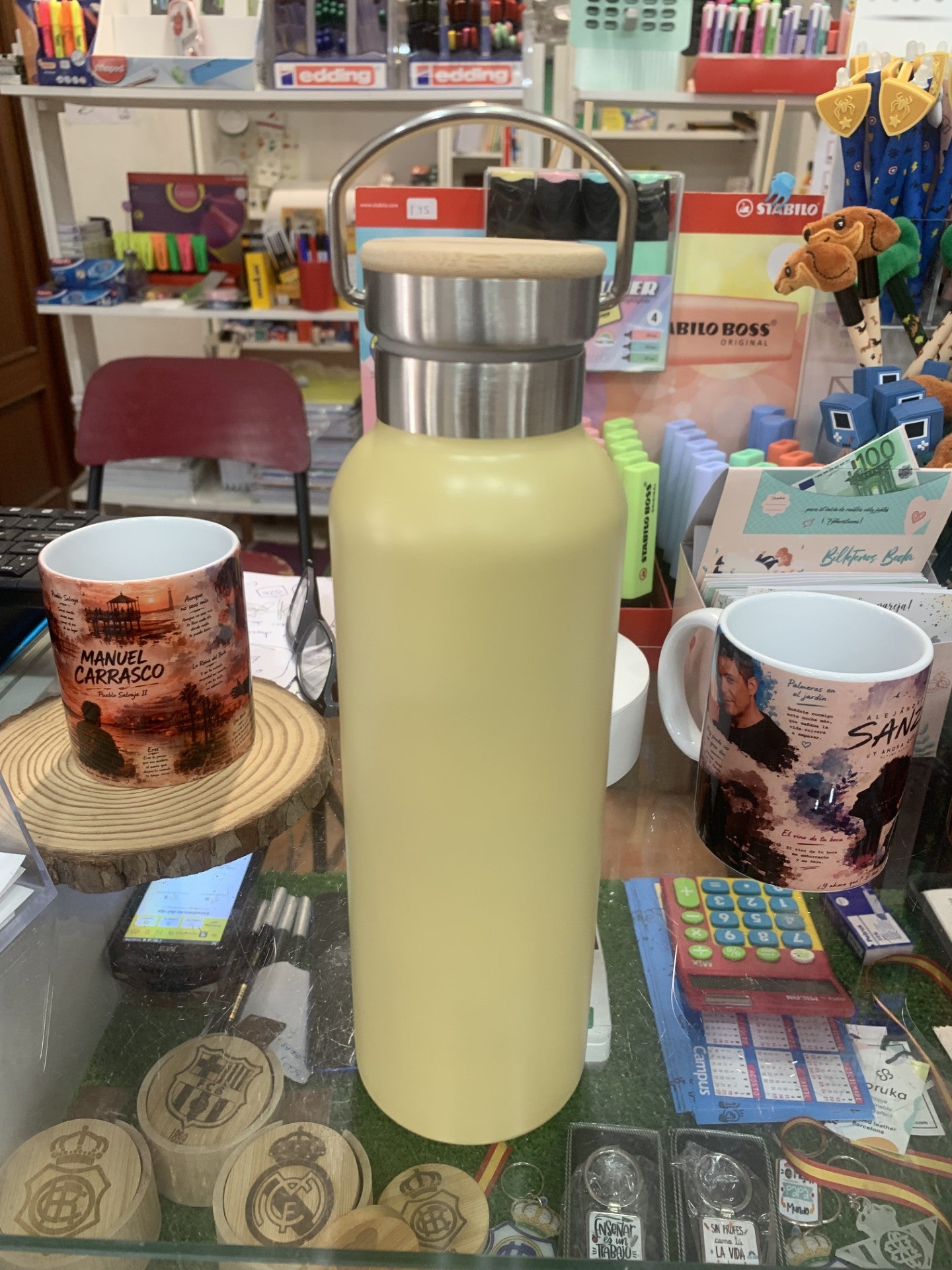 Botella térmica crema bambú Item International foto real