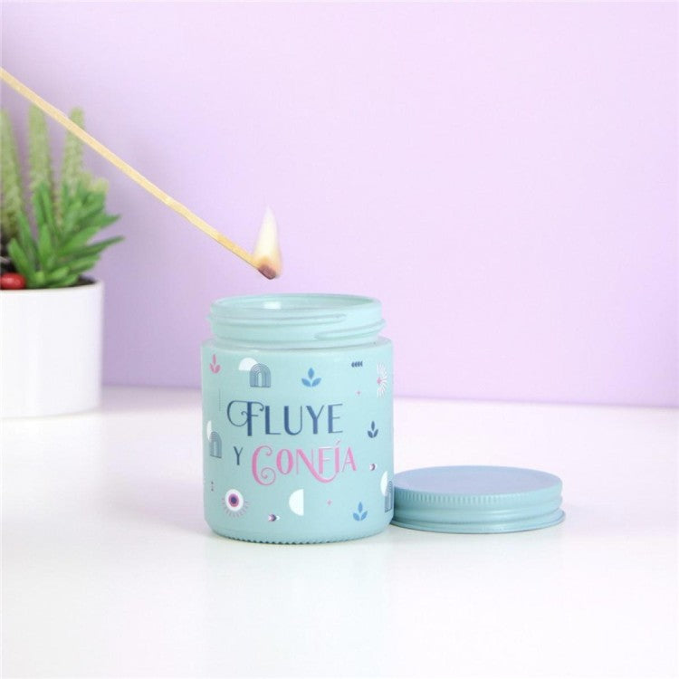 Vela aromática Fluye y Confía encendiéndose