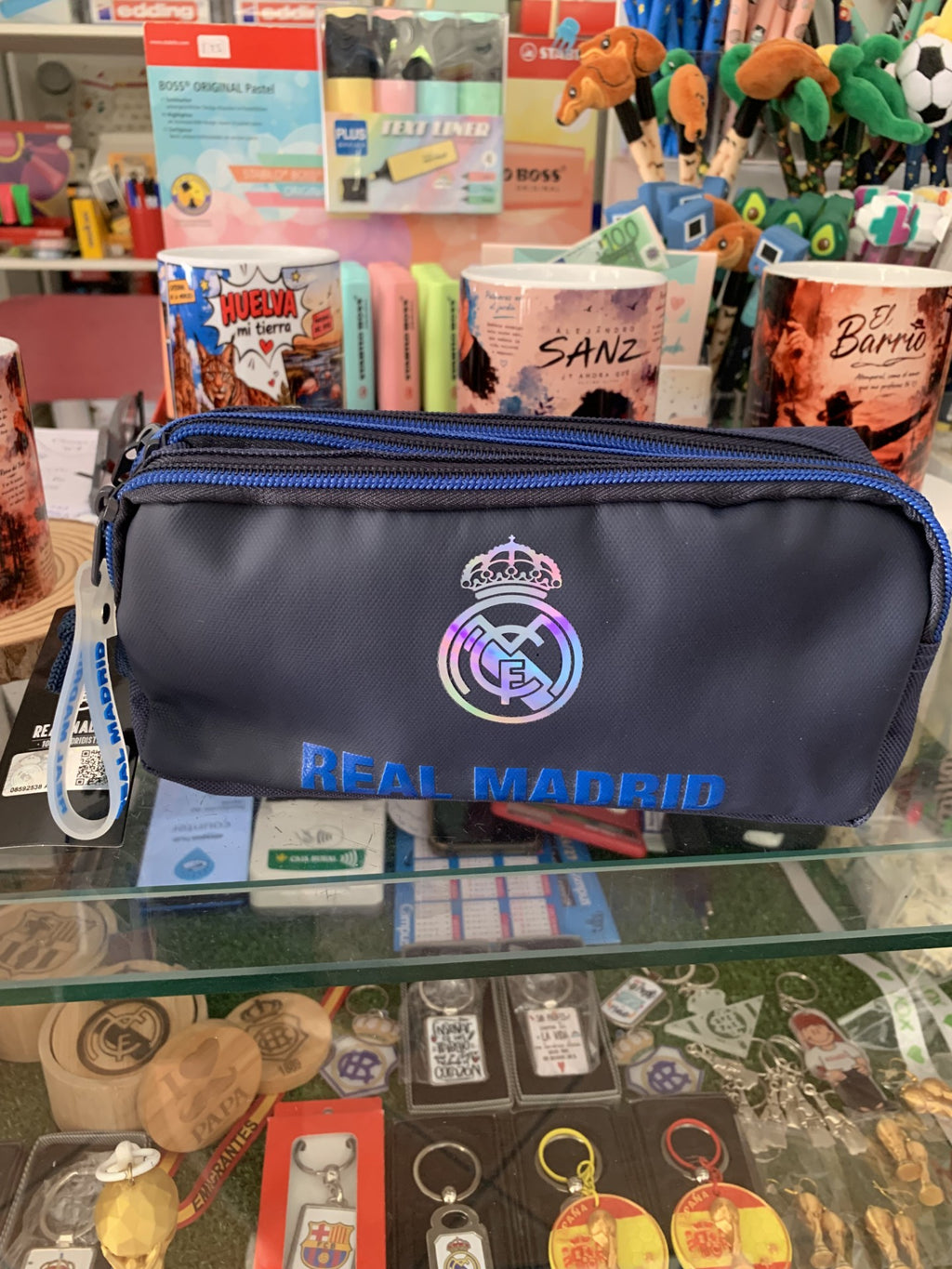 Estuche triple Real Madrid negro - frontal con escudo holográfico y texto brillante