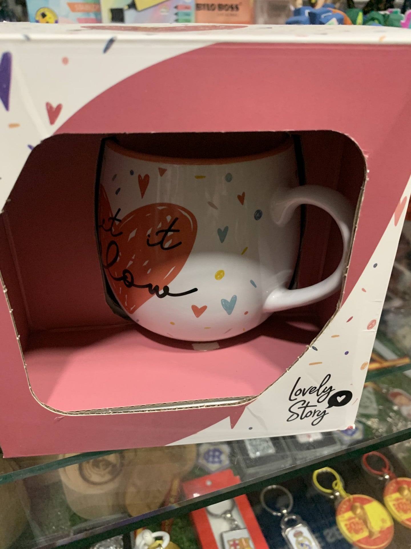Taza Lovely Story Let it Love con corazones en caja regalo