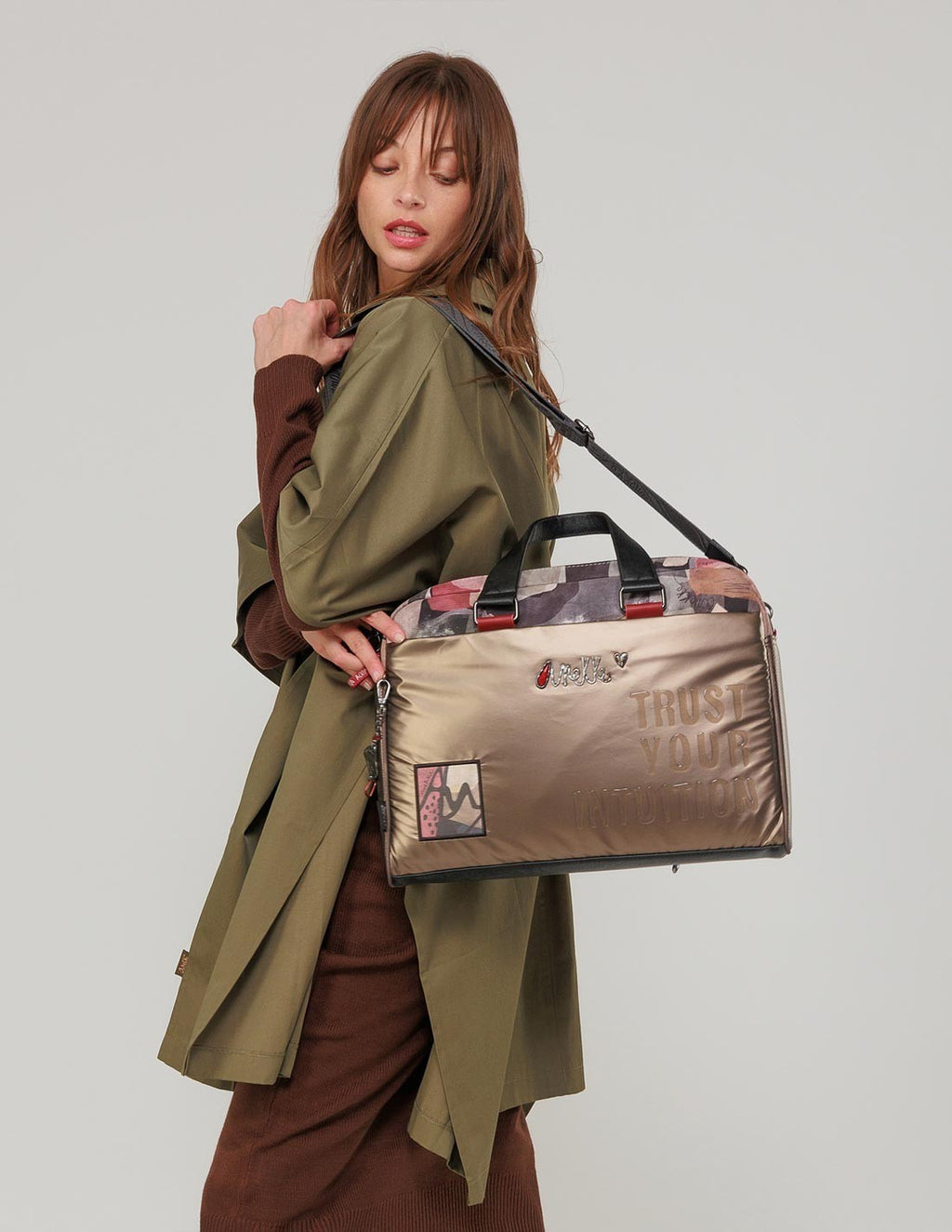 Bolso Anekke Trust Your Intuition - detalle frontal con mensaje