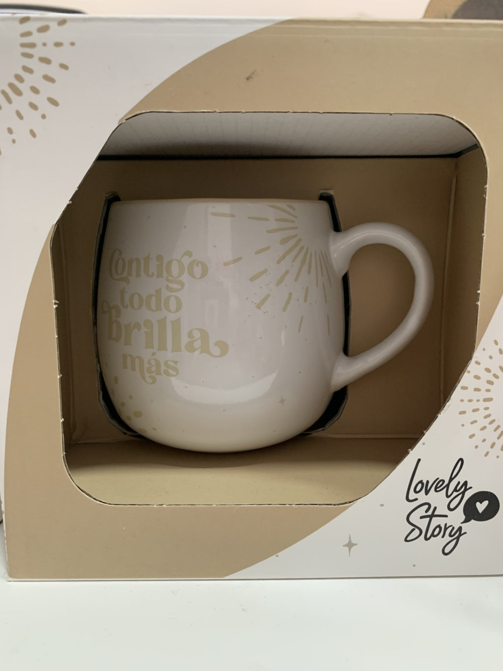 Taza Lovely Story Contigo todo brilla más en caja kraft con ventana ovalada
