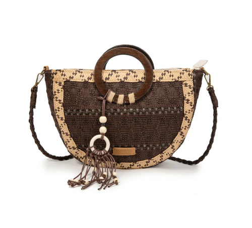 Bolso media luna rafia chocolate con asa de madera, flecos y cuentas