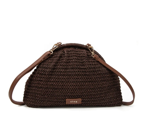 Bolso media luna crochet chocolate con bandolera camel y herrajes dorados