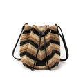 Bolso cubo rafia crochet con zigzag negro y bandolera negra