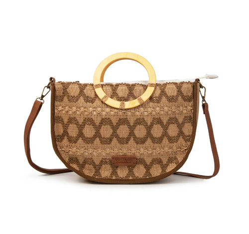 Bolso media luna rafia camel con patrón círculos dorados y asa redonda de madera