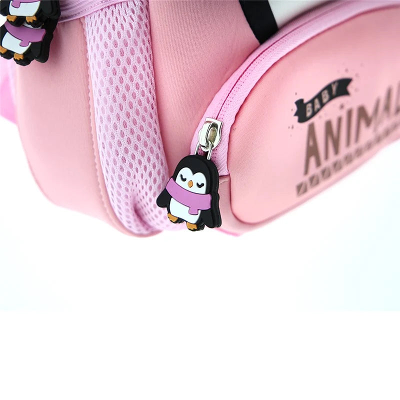 Mochila Escolar Baby Animals Pingüino Rosa - Detalle llavero