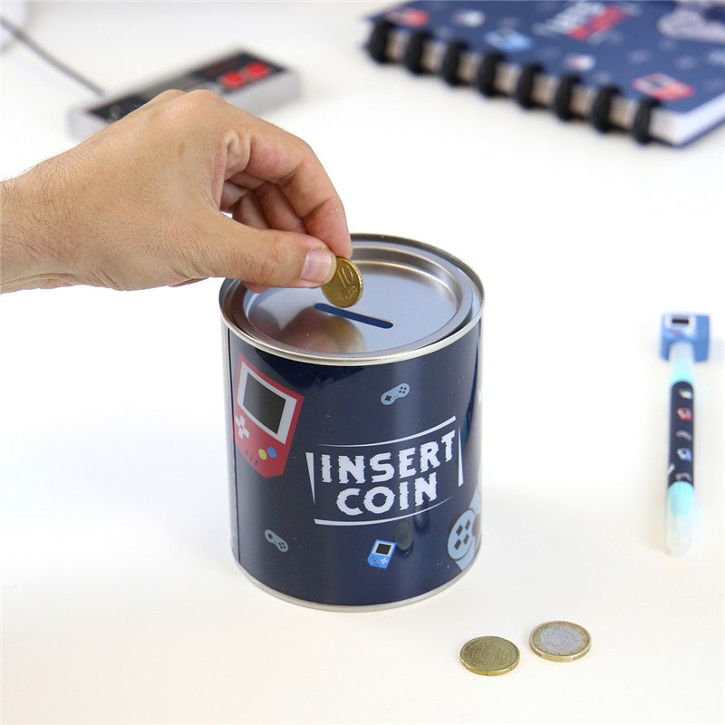 Hucha Insert Coin Lovely Story insertando moneda