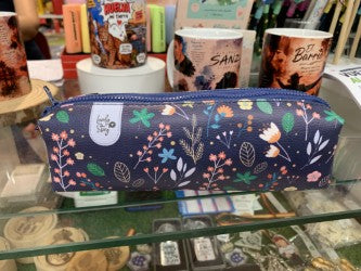 Estuche floral Lovely Story fondo azul marino con flores