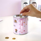 Hucha Capibara Lovely Story en uso, introduciendo moneda