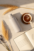 Botella térmica boho gris - lifestyle con flores y libreta