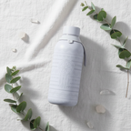 Botella térmica boho gris - flat lay con eucalipto