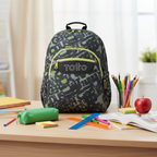 Mochila Escolar Totto Acuareles lifestyle mesa escolar