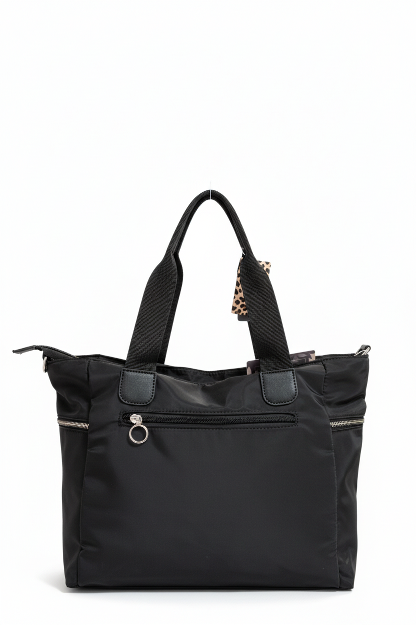 Detalle de la etiqueta leopardo y cremalleras del shopper negro