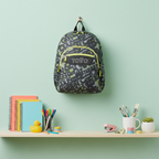 Mochila Escolar Totto Acuareles lifestyle pared pastel