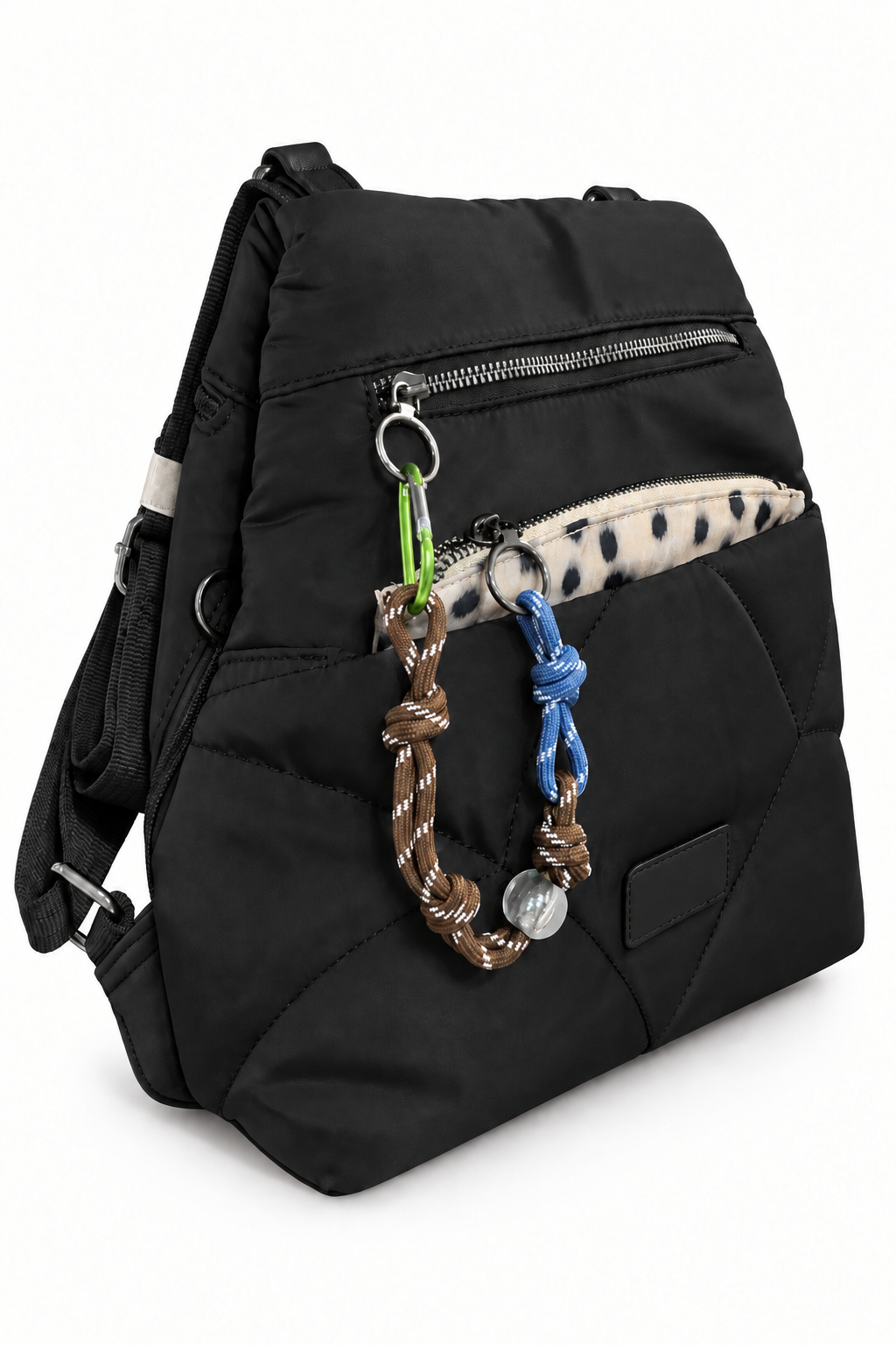 Mochila negra acolchada con bolsillos y adornos, vista frontal