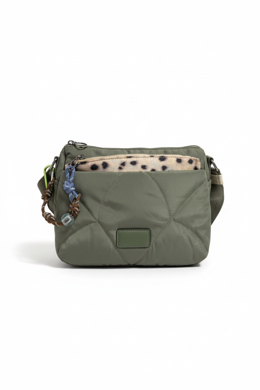 Detalle de los colgantes de cuerda del bolso verde