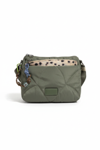 Detalle de los colgantes de cuerda del bolso verde
