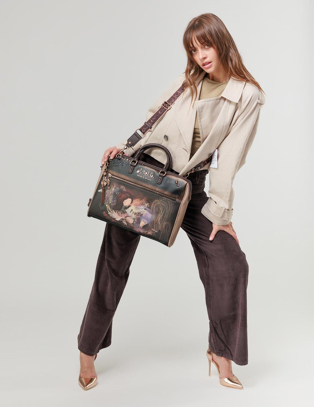 Bolso Anekke Imagination is very Powerful - modelo lifestyle llevándolo en bandolera