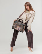 Bolso Anekke Imagination is very Powerful - modelo lifestyle llevándolo en bandolera